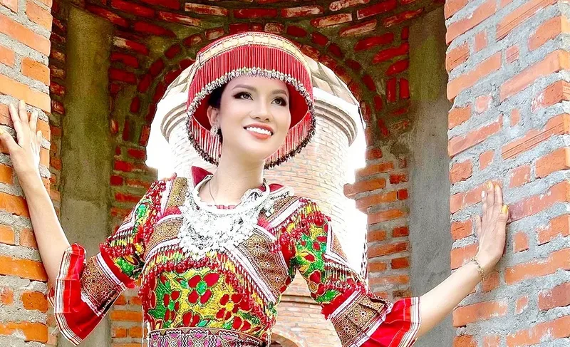 Hình ảnh gái dân tộc mang lại cảm giác yên bình và thơ mộng Hình ảnh gái dân tộc mang lại cảm giác yên bình và thơ mộng