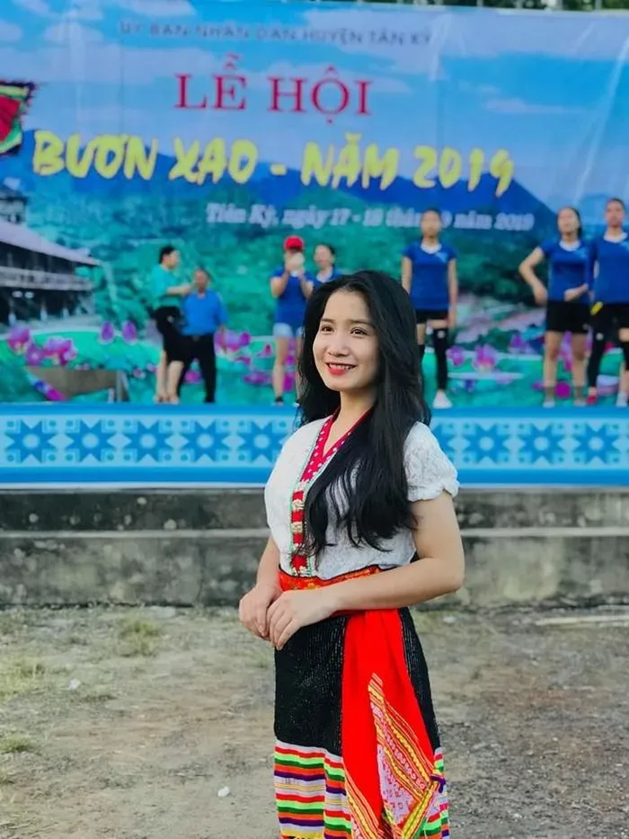 Gái dân tộc rạng rỡ trong không gian núi rừng thơ mộng Gái dân tộc rạng rỡ trong không gian núi rừng thơ mộng