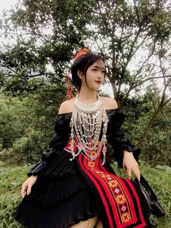 Gái dân tộc diện váy truyền thống thổ cẩm đầy màu sắc Gái dân tộc diện váy truyền thống thổ cẩm đầy màu sắc