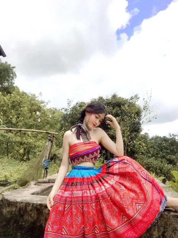 Gái dân tộc xuất hiện như bông hoa giữa núi rừng bạt ngàn Gái dân tộc xuất hiện như bông hoa giữa núi rừng bạt ngàn