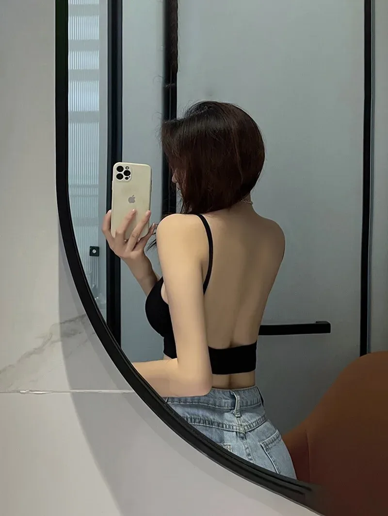 Gái đẹp chụp trước gương, nổi bật với kiểu tóc dài và mái tóc bồng bềnh Gái đẹp chụp trước gương, nổi bật với kiểu tóc dài và mái tóc bồng bềnh