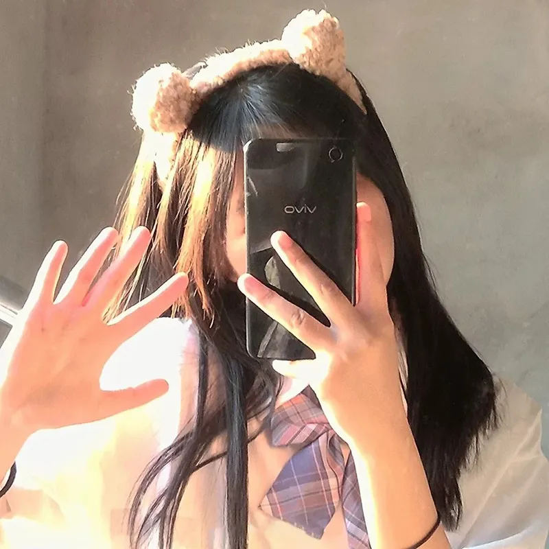 Ảnh gái đẹp chụp trước gương, thể hiện sự thanh lịch trong bộ đồ dạo phố Ảnh gái đẹp chụp trước gương, thể hiện sự thanh lịch trong bộ đồ dạo phố