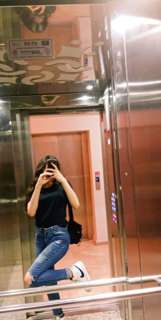 Gái đẹp tạo dáng duyên dáng trước gương trong bộ trang phục hiện đại Gái đẹp tạo dáng duyên dáng trước gương trong bộ trang phục hiện đại
