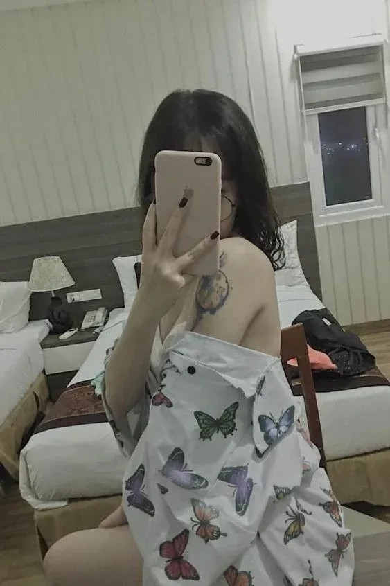Ảnh gái đẹp chụp trước gương trong bộ váy trắng tinh khôi, mang đậm nét nữ tính Ảnh gái đẹp chụp trước gương trong bộ váy trắng tinh khôi, mang đậm nét nữ tính