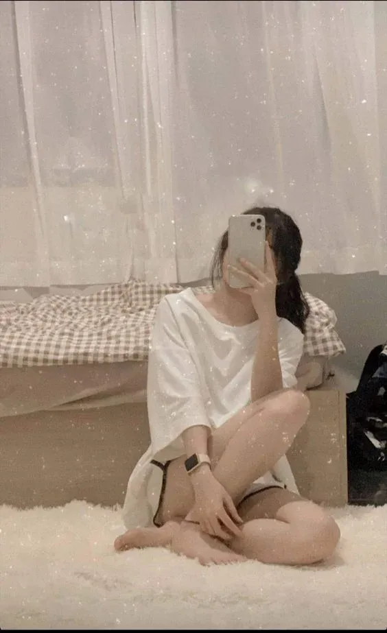 Ảnh gái đẹp chụp trước gương trong bộ đồ lộng lẫy, nổi bật giữa đám đông Ảnh gái đẹp chụp trước gương trong bộ đồ lộng lẫy, nổi bật giữa đám đông