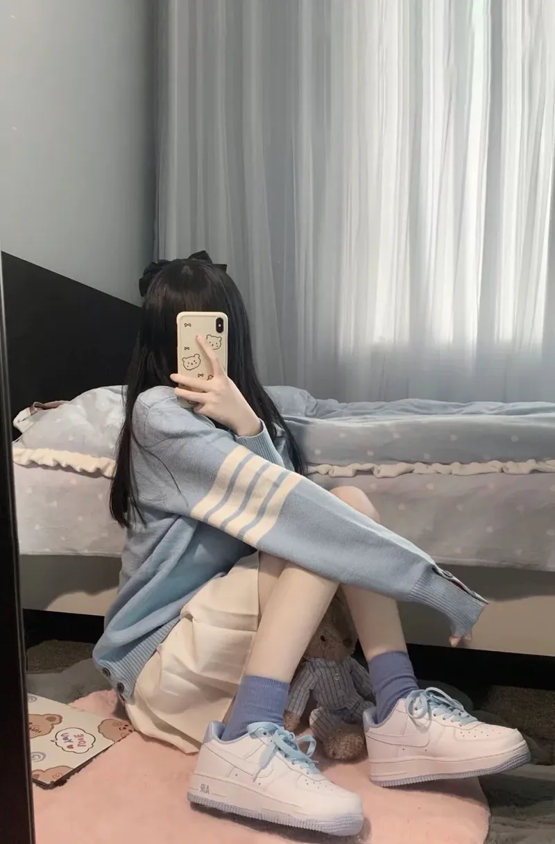 Gái đẹp chụp ảnh trước gương, tạo dáng tự nhiên nhưng đầy phong cách Gái đẹp chụp ảnh trước gương, tạo dáng tự nhiên nhưng đầy phong cách