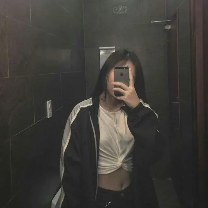 Ảnh gái đẹp tạo dáng trước gương trong bộ váy dạ hội lộng lẫy Ảnh gái đẹp tạo dáng trước gương trong bộ váy dạ hội lộng lẫy