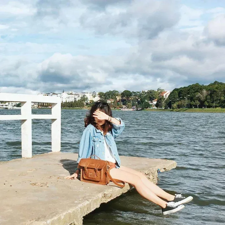 Ảnh gái giấu mặt trong không gian yên bình Ảnh gái giấu mặt trong không gian yên bình