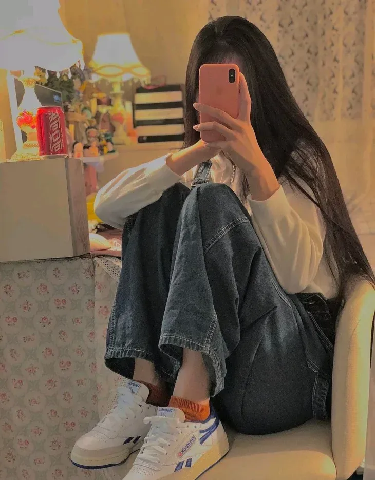 Ảnh gái giấu mặt trong không gian tối giản hiện đại Ảnh gái giấu mặt trong không gian tối giản hiện đại