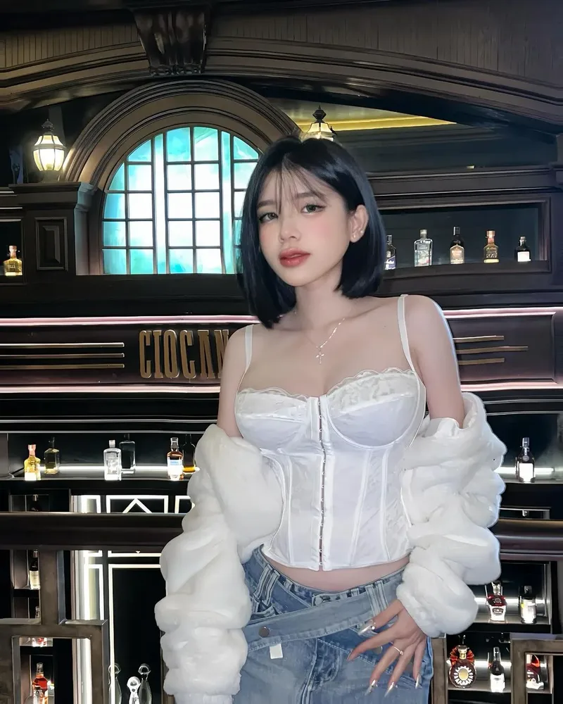 Nét đẹp rạng rỡ của gái gơn giữa dòng người Nét đẹp rạng rỡ của gái gơn giữa dòng người