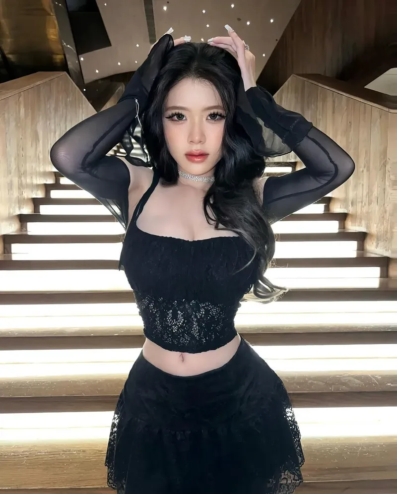 Cô gái tỏa sáng giữa phố đông với phong cách hiện đại Cô gái tỏa sáng giữa phố đông với phong cách hiện đại