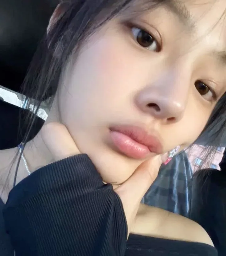 Gái lớp 5 cute, ánh mắt ngây thơ Gái lớp 5 cute, ánh mắt ngây thơ