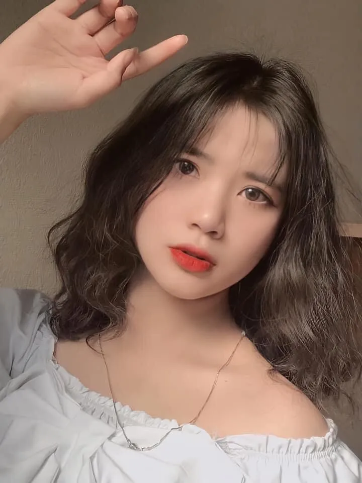 Hình ảnh gái mạng đẹp chụp cùng hoa tươi tạo cảm giác bình yên Hình ảnh gái mạng đẹp chụp cùng hoa tươi tạo cảm giác bình yên