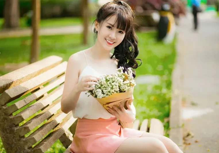 Ảnh gái mạng đẹp nhẹ nhàng trong không gian ban công đầy hoa Ảnh gái mạng đẹp nhẹ nhàng trong không gian ban công đầy hoa