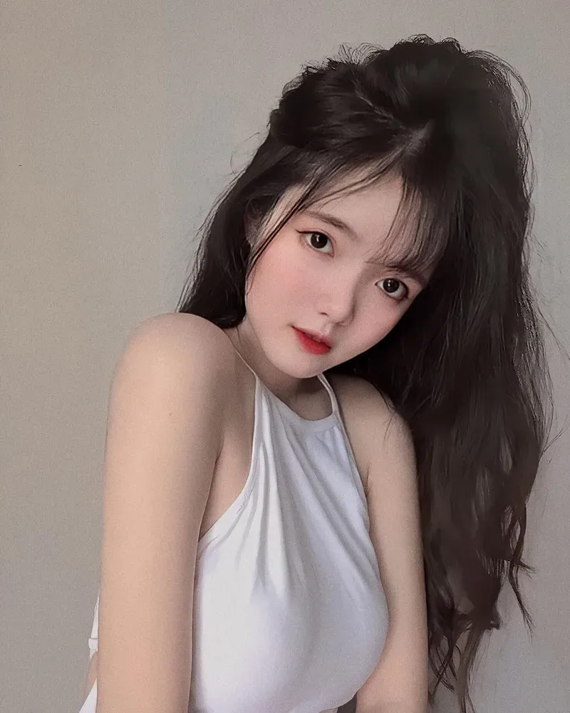 Hình ảnh gái mạng đẹp giữa khung cảnh núi rừng xanh mát Hình ảnh gái mạng đẹp giữa khung cảnh núi rừng xanh mát
