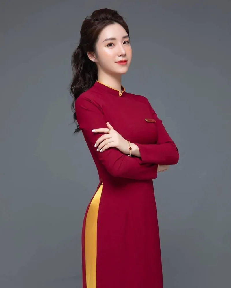 Gái ngân hàng thanh lịch và chuyên nghiệp tại nơi làm việc Gái ngân hàng thanh lịch và chuyên nghiệp tại nơi làm việc