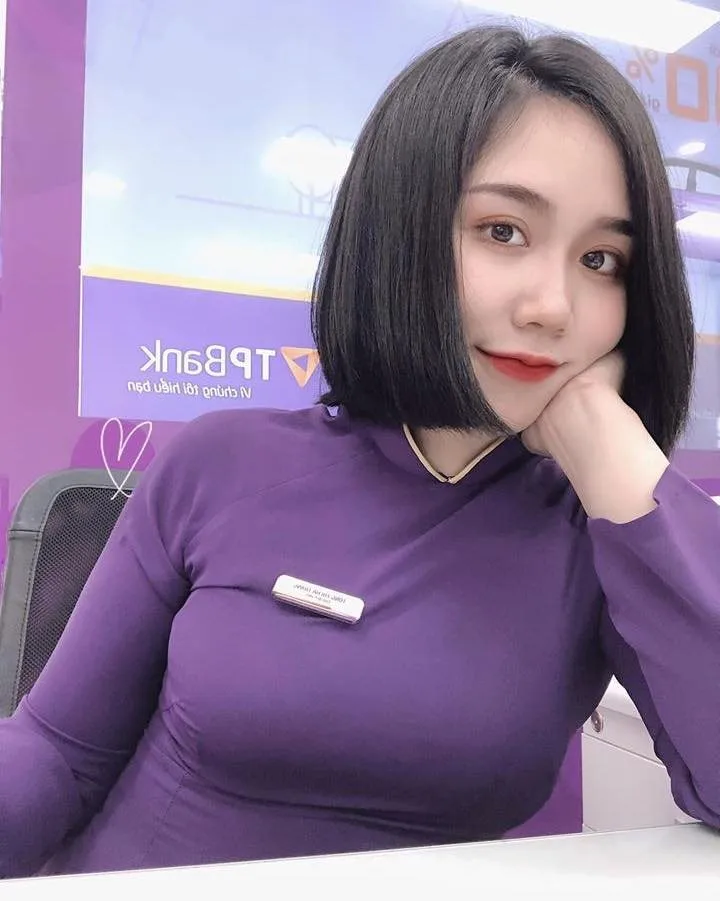 Tạo dáng chuyên nghiệp trong bộ đồng phục ngân hàng Tạo dáng chuyên nghiệp trong bộ đồng phục ngân hàng