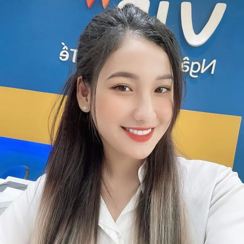Nụ cười rạng rỡ của cô gái ngân hàng trẻ trung Nụ cười rạng rỡ của cô gái ngân hàng trẻ trung