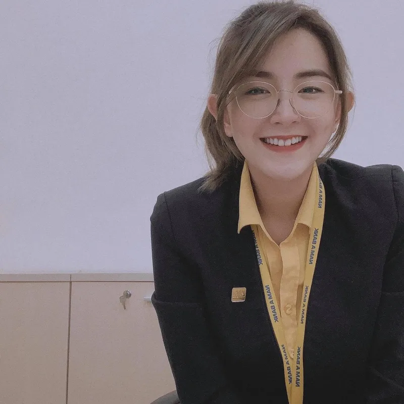 Hình ảnh nhân viên ngân hàng xinh đẹp trong giờ làm việc Hình ảnh nhân viên ngân hàng xinh đẹp trong giờ làm việc