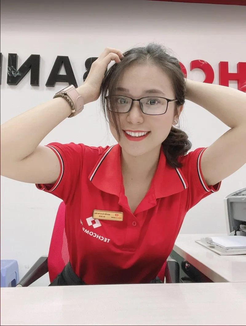 Cô gái ngân hàng với phong thái tự tin và chuyên nghiệp Cô gái ngân hàng với phong thái tự tin và chuyên nghiệp