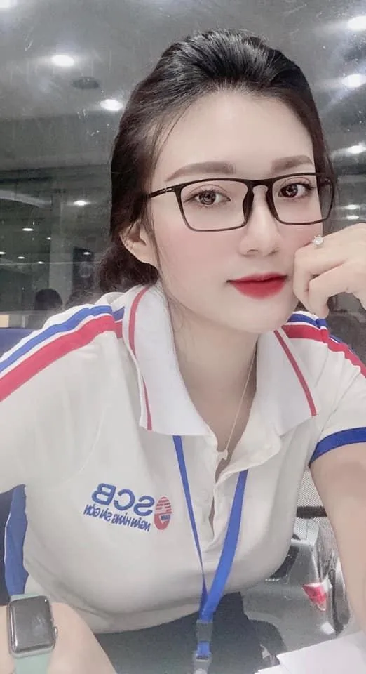 Thần thái tự tin của nhân viên ngân hàng khi làm việc Thần thái tự tin của nhân viên ngân hàng khi làm việc