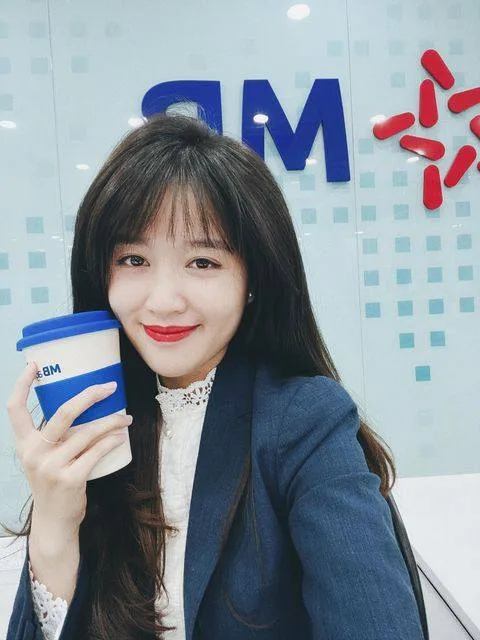 Phong cách công sở ấn tượng của gái ngân hàng trẻ tuổi Phong cách công sở ấn tượng của gái ngân hàng trẻ tuổi