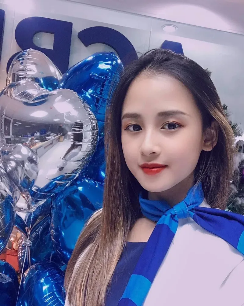 Hình ảnh nhân viên ngân hàng tận tâm hỗ trợ khách hàng Hình ảnh nhân viên ngân hàng tận tâm hỗ trợ khách hàng