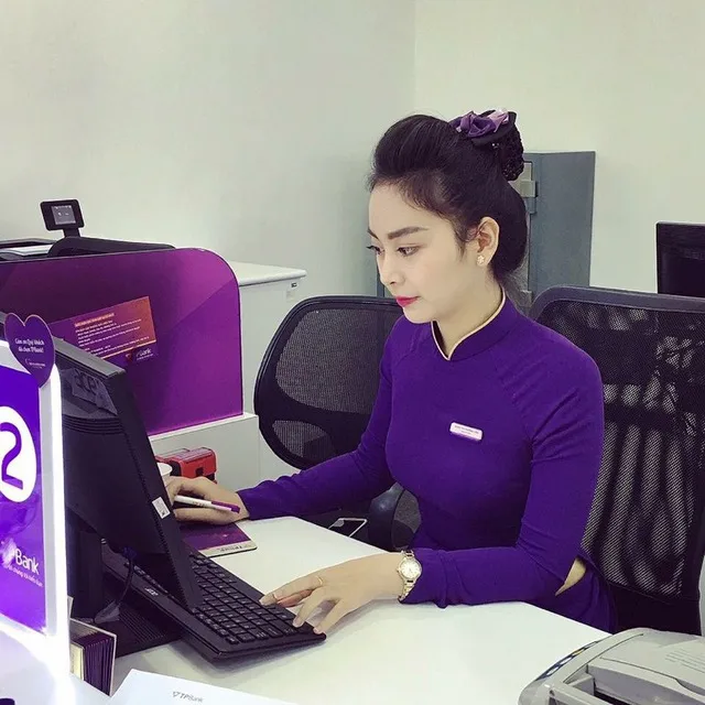 Tạo hình chuyên nghiệp của nhân viên ngân hàng trong ca làm Tạo hình chuyên nghiệp của nhân viên ngân hàng trong ca làm