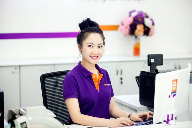 Hình ảnh cô gái ngân hàng tràn đầy năng lượng tích cực Hình ảnh cô gái ngân hàng tràn đầy năng lượng tích cực
