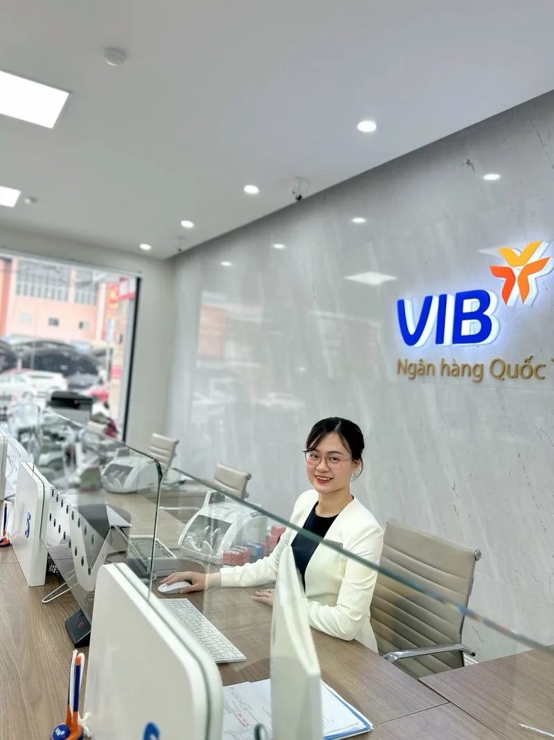 Nụ cười ấm áp của nhân viên ngân hàng khi làm việc Nụ cười ấm áp của nhân viên ngân hàng khi làm việc