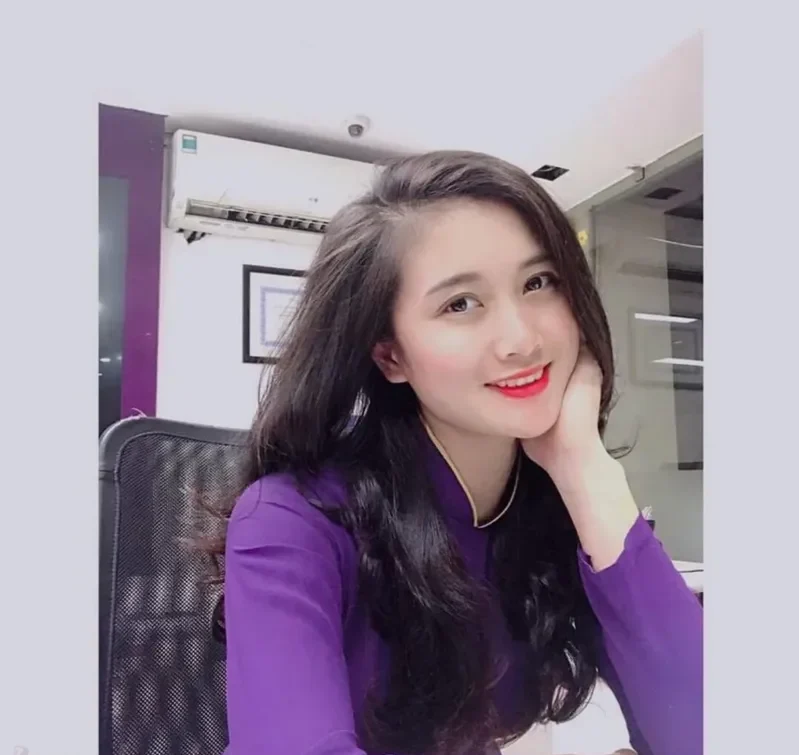 Cô gái ngân hàng xinh đẹp chăm chỉ trong không gian làm việc Cô gái ngân hàng xinh đẹp chăm chỉ trong không gian làm việc