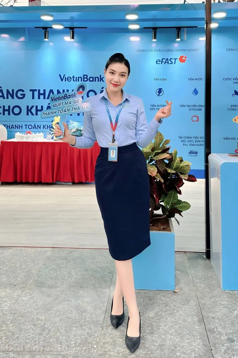 Hình ảnh gái ngân hàng tận tâm trong từng giao dịch Hình ảnh gái ngân hàng tận tâm trong từng giao dịch