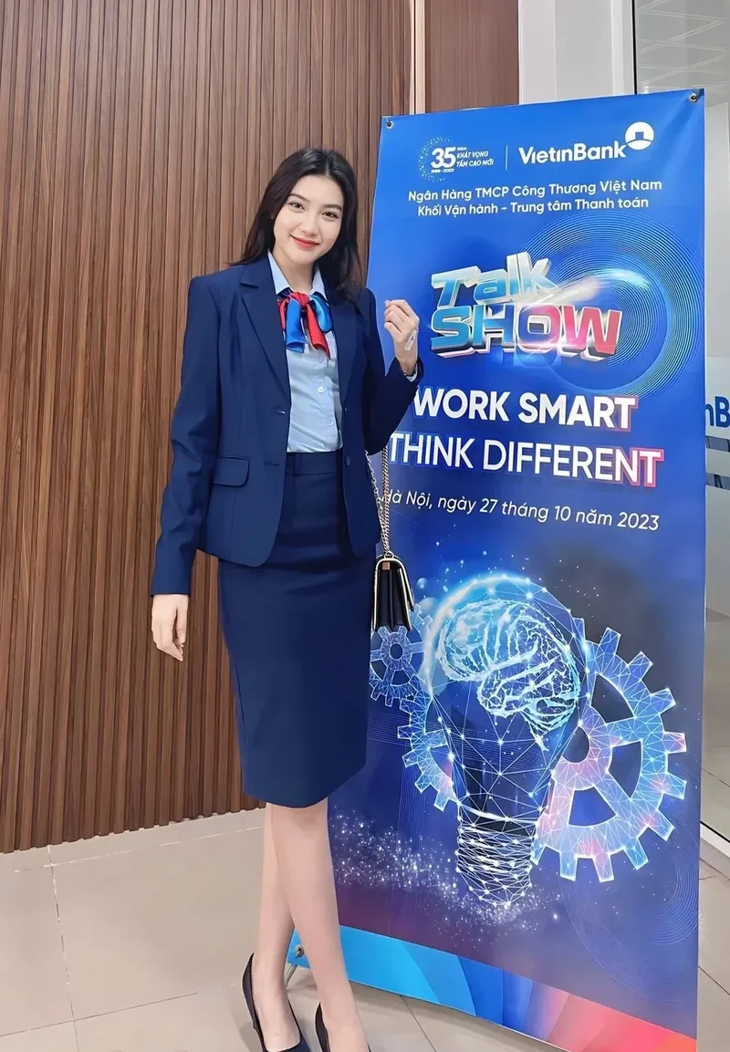 Vẻ đẹp thanh lịch của cô gái ngân hàng trong bộ đồng phục Vẻ đẹp thanh lịch của cô gái ngân hàng trong bộ đồng phục