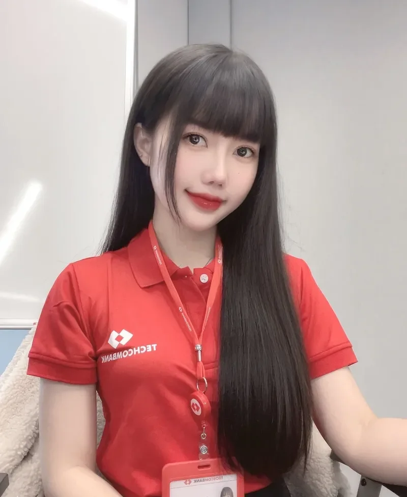 Cô gái ngân hàng trẻ trung đầy sức sống khi làm việc Cô gái ngân hàng trẻ trung đầy sức sống khi làm việc