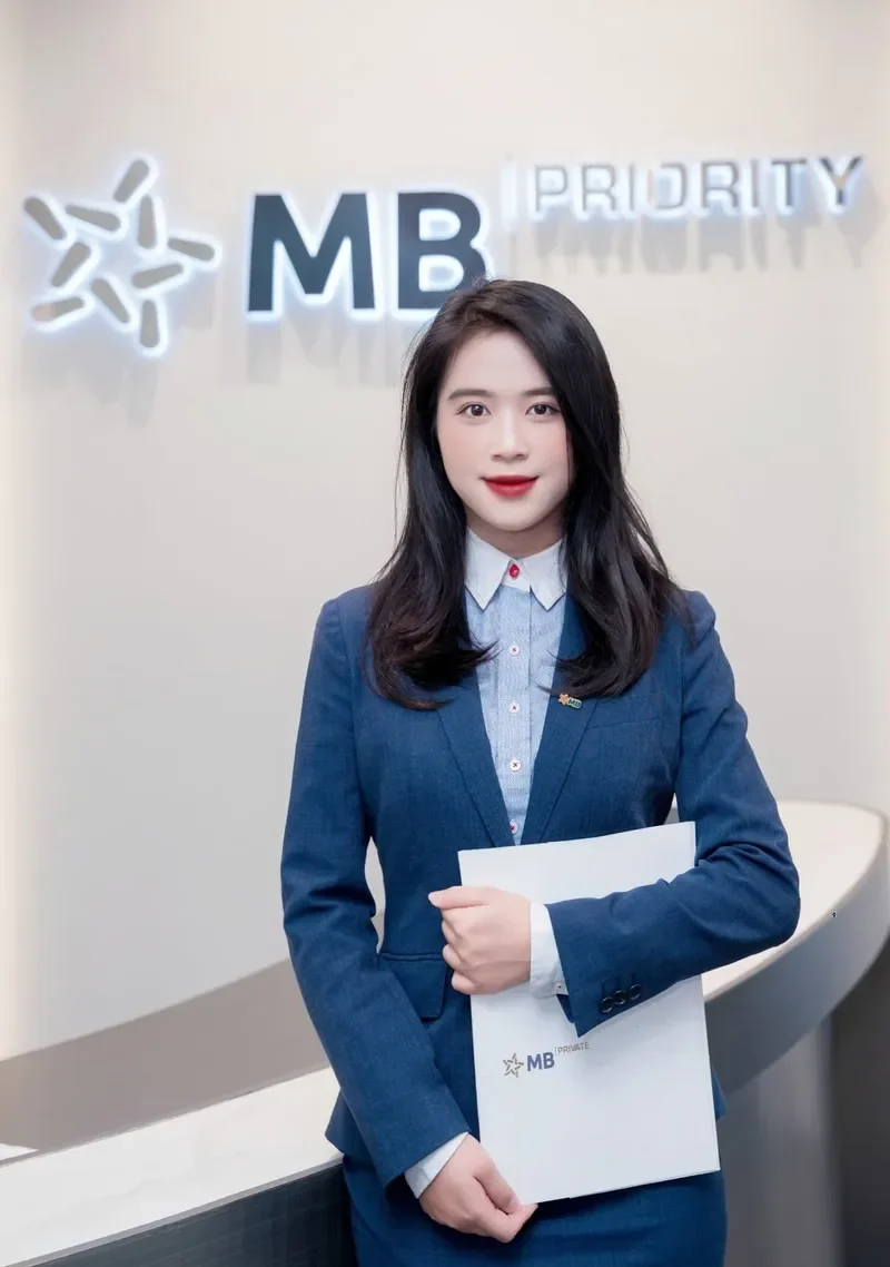 Nụ cười cuốn hút của nhân viên ngân hàng thân thiện Nụ cười cuốn hút của nhân viên ngân hàng thân thiện