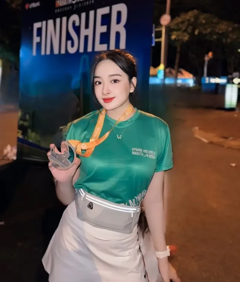 Thần thái tự tin của cô gái ngân hàng trong ánh sáng dịu nhẹ Thần thái tự tin của cô gái ngân hàng trong ánh sáng dịu nhẹ