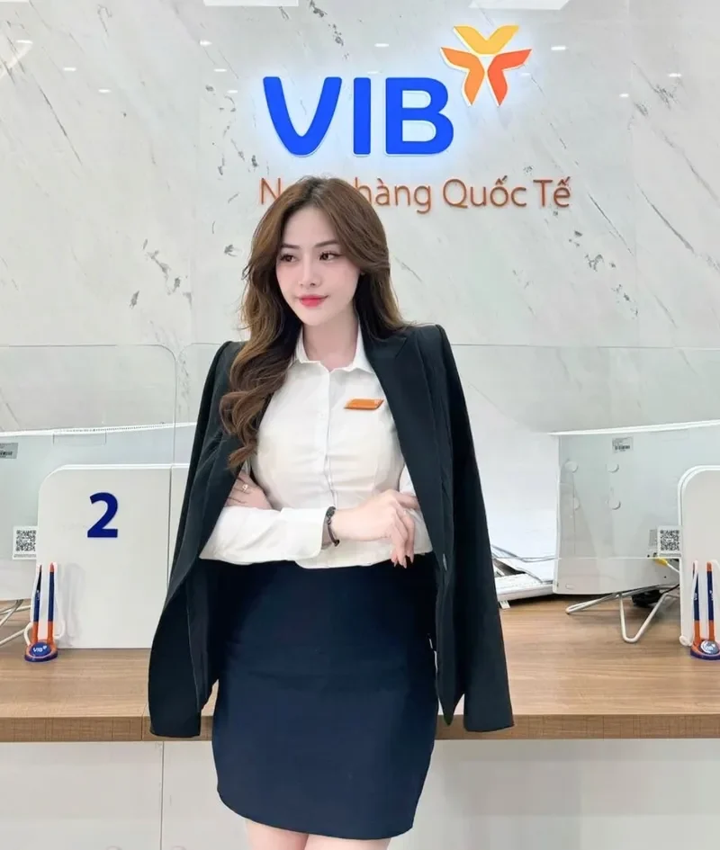 Nhân viên ngân hàng chuyên nghiệp với nụ cười rạng rỡ Nhân viên ngân hàng chuyên nghiệp với nụ cười rạng rỡ