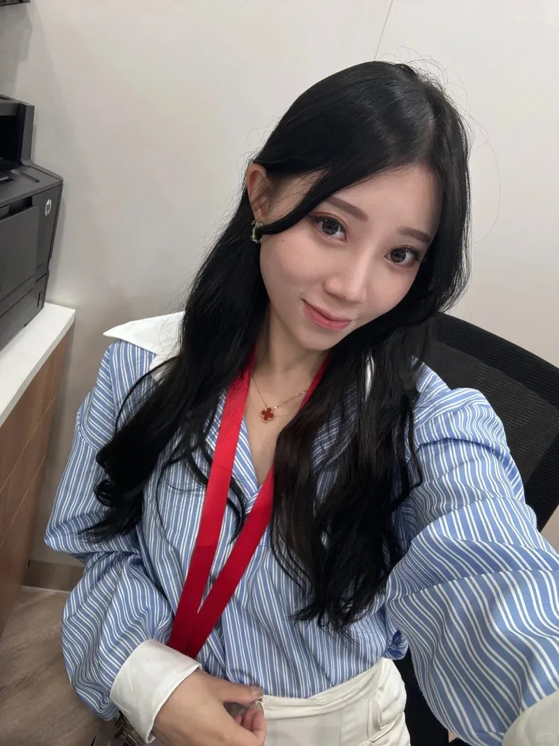 Nét đẹp tự nhiên của gái ngân hàng trong giờ nghỉ ngơi Nét đẹp tự nhiên của gái ngân hàng trong giờ nghỉ ngơi