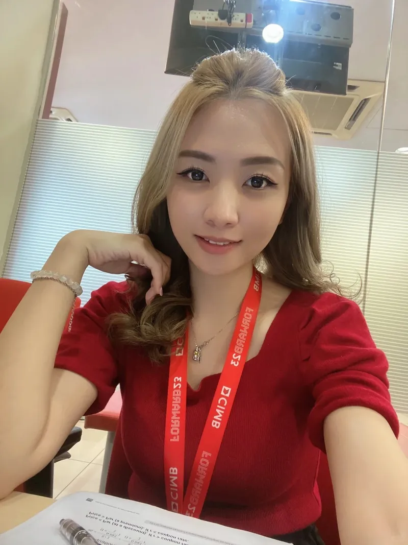 Hình ảnh cô gái ngân hàng luôn sẵn sàng hỗ trợ khách hàng Hình ảnh cô gái ngân hàng luôn sẵn sàng hỗ trợ khách hàng