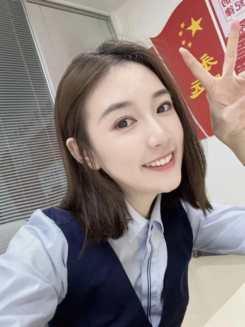 Nhân viên ngân hàng với phong cách làm việc chuẩn mực Nhân viên ngân hàng với phong cách làm việc chuẩn mực