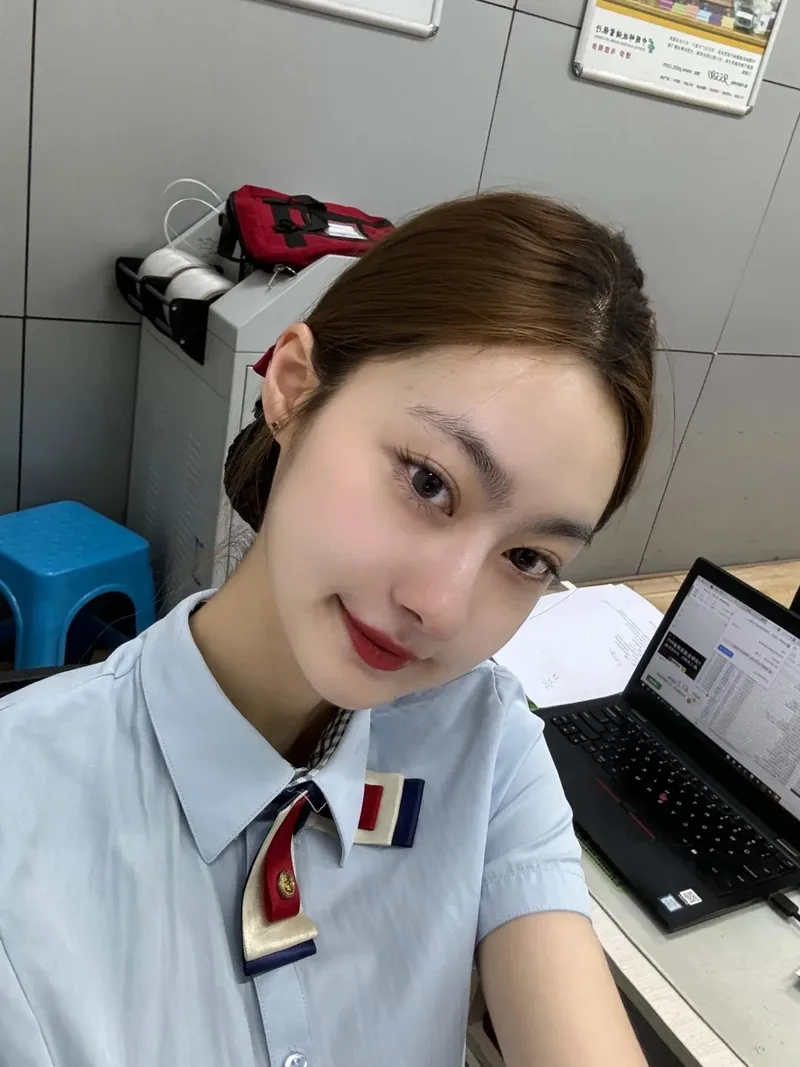 Nhân viên ngân hàng đầy chuyên nghiệp khi phục vụ khách hàng Nhân viên ngân hàng đầy chuyên nghiệp khi phục vụ khách hàng