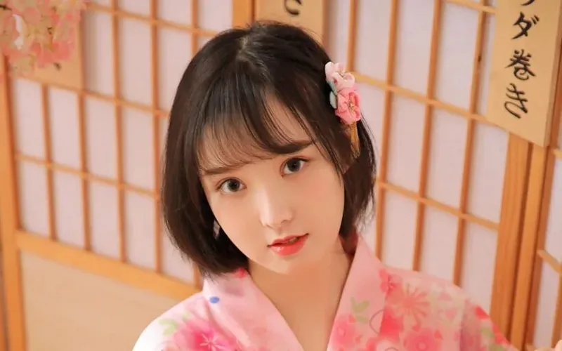Thiếu nữ Nhật Bản dịu dàng trong trang phục kimono Thiếu nữ Nhật Bản dịu dàng trong trang phục kimono