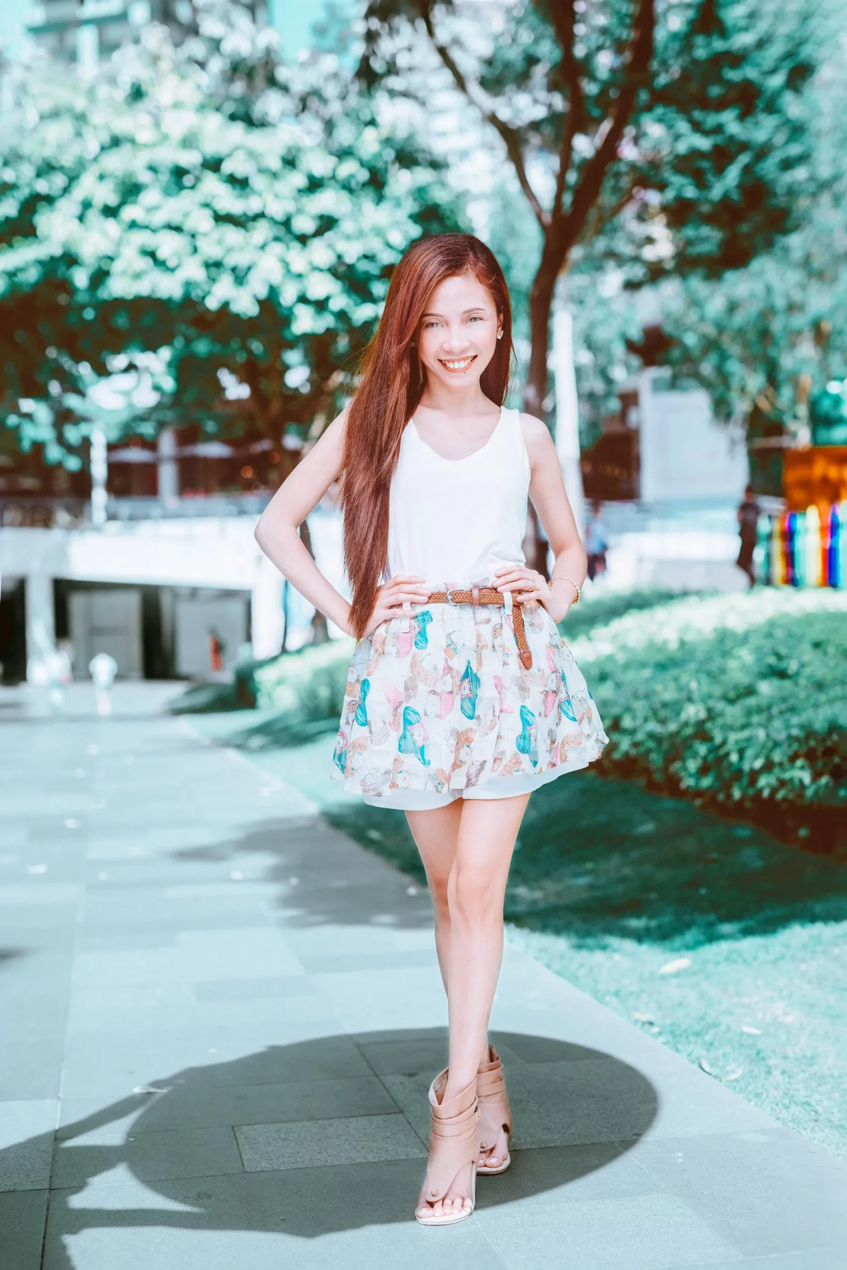 Gái Philippines ngồi thư giãn bên tách cà phê buổi sáng Gái Philippines ngồi thư giãn bên tách cà phê buổi sáng