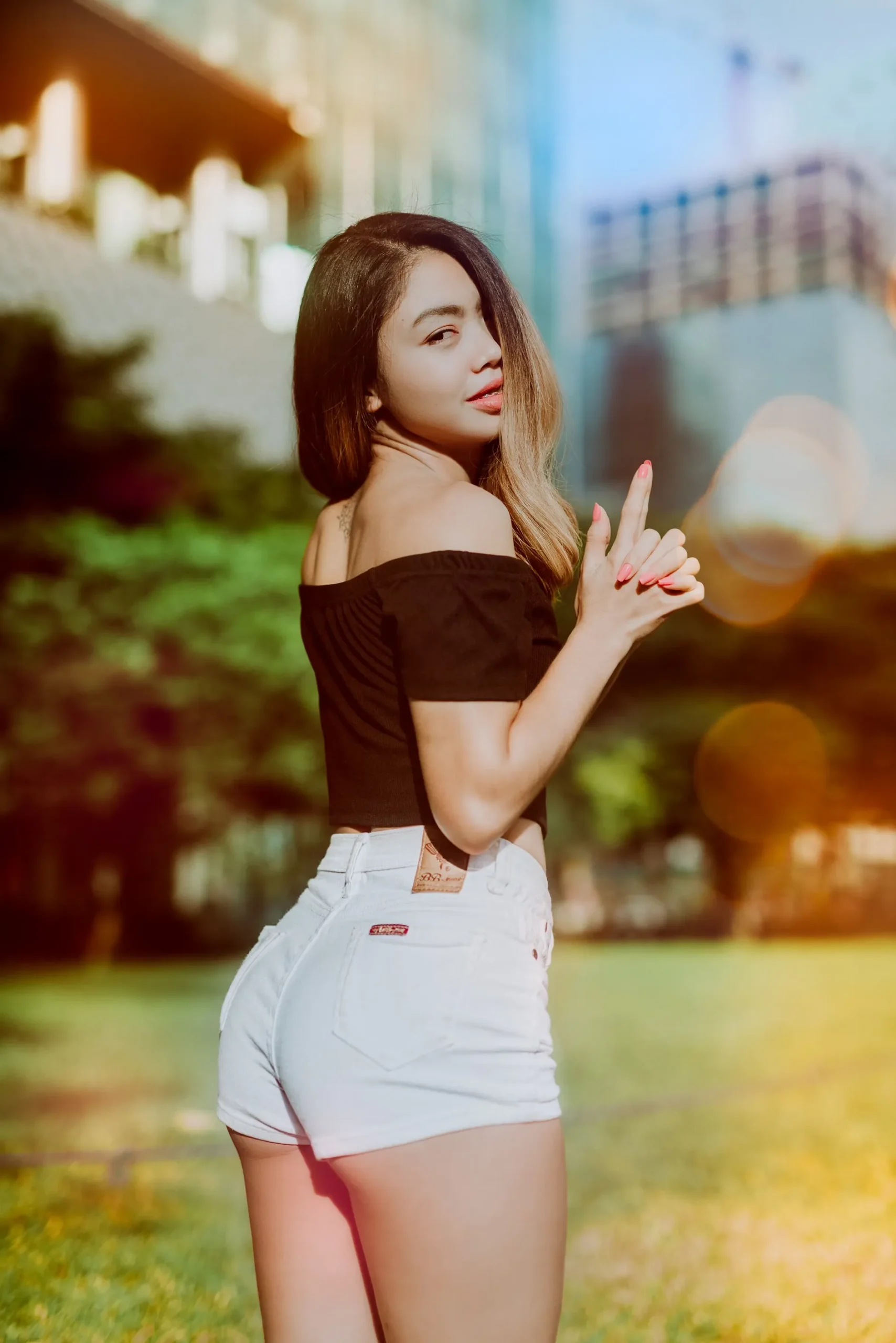 Gái Philippines cười tươi giữa thiên nhiên xanh mát Gái Philippines cười tươi giữa thiên nhiên xanh mát