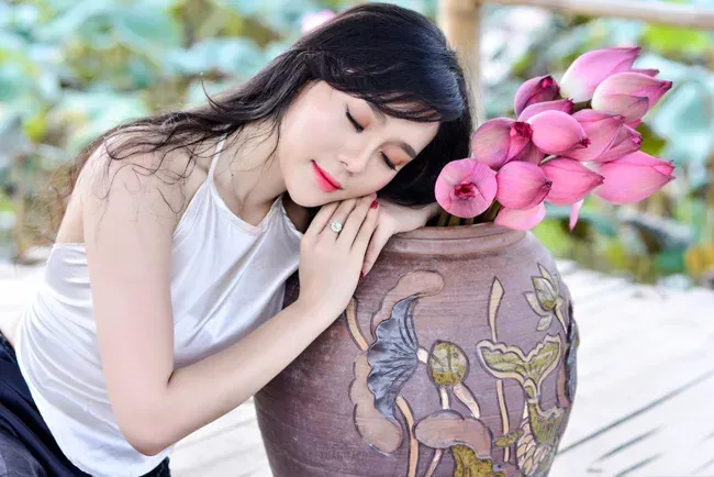 Vẻ đẹp mộc mạc của cô gái quê với nụ cười trong trẻo Vẻ đẹp mộc mạc của cô gái quê với nụ cười trong trẻo