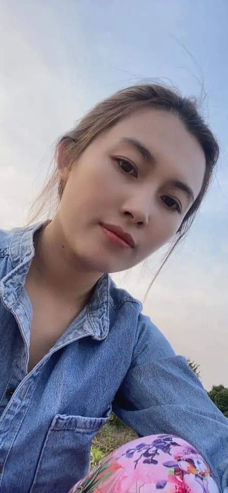 Nét duyên dáng tự nhiên của cô gái quê trong trang phục truyền thống Nét duyên dáng tự nhiên của cô gái quê trong trang phục truyền thống