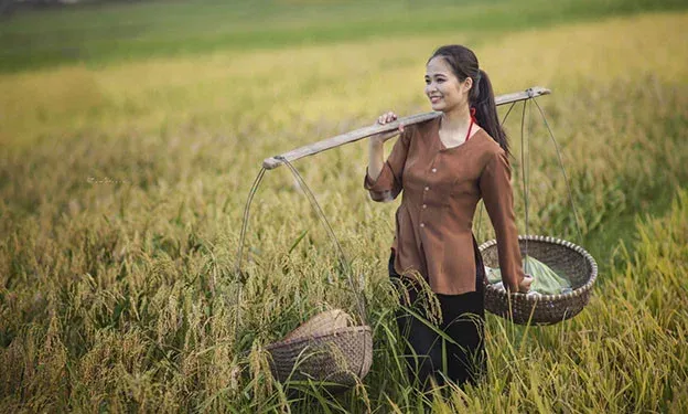 Cô gái quê mộc mạc với mái tóc dài buông xõa Cô gái quê mộc mạc với mái tóc dài buông xõa