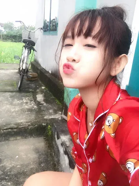 Bức ảnh cô gái quê bên giếng nước và mái tranh Bức ảnh cô gái quê bên giếng nước và mái tranh