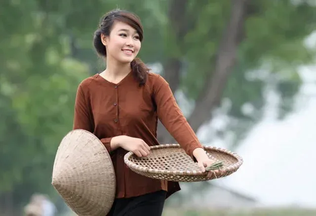 Cô gái quê trong khung cảnh hoàng hôn đầy thơ mộng Cô gái quê trong khung cảnh hoàng hôn đầy thơ mộng