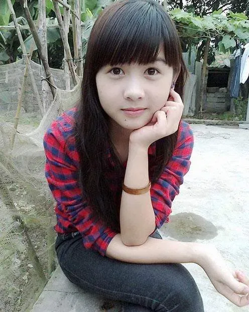 Bức ảnh thanh bình của thiếu nữ làng quê bên lu nước Bức ảnh thanh bình của thiếu nữ làng quê bên lu nước